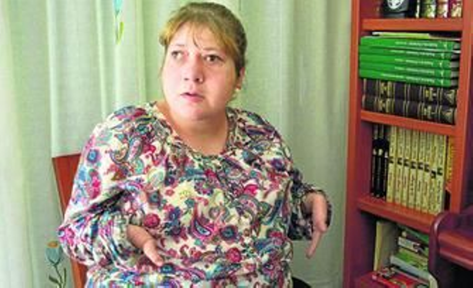 Raquel Gómez, afectada por la talidomida, en su casa.