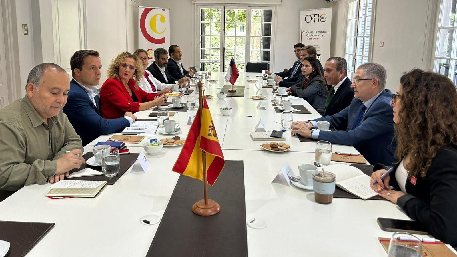 La vicepresidenta Marta Nievas ha mantenido un encuentro con medio centenar de agentes de viaje, periodistas especializados y turoperadores del país