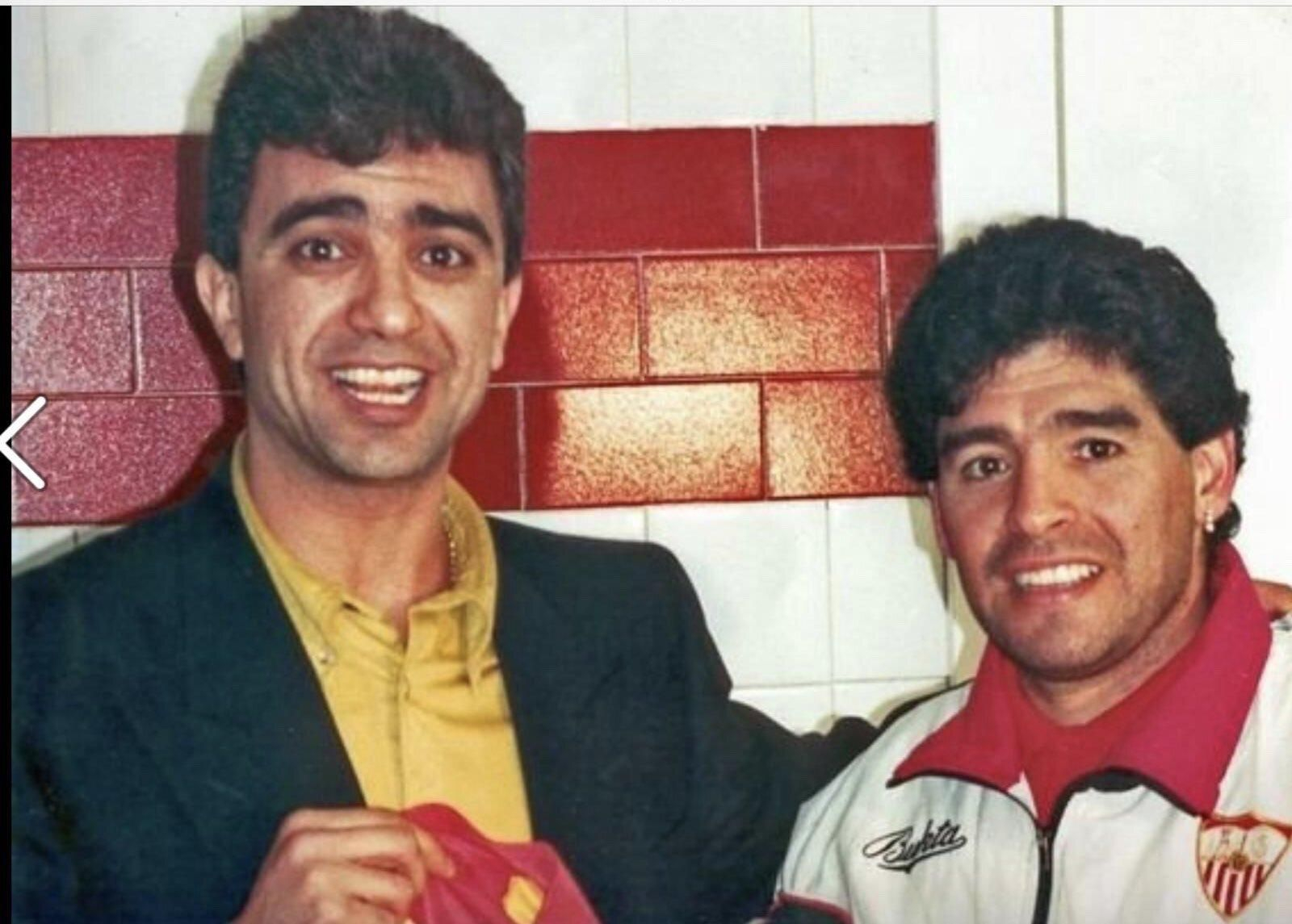 Un joven Tutumlu posa con Maradona en el Sánchez-Pizjuán en una de las fotos que puso en su twitter.