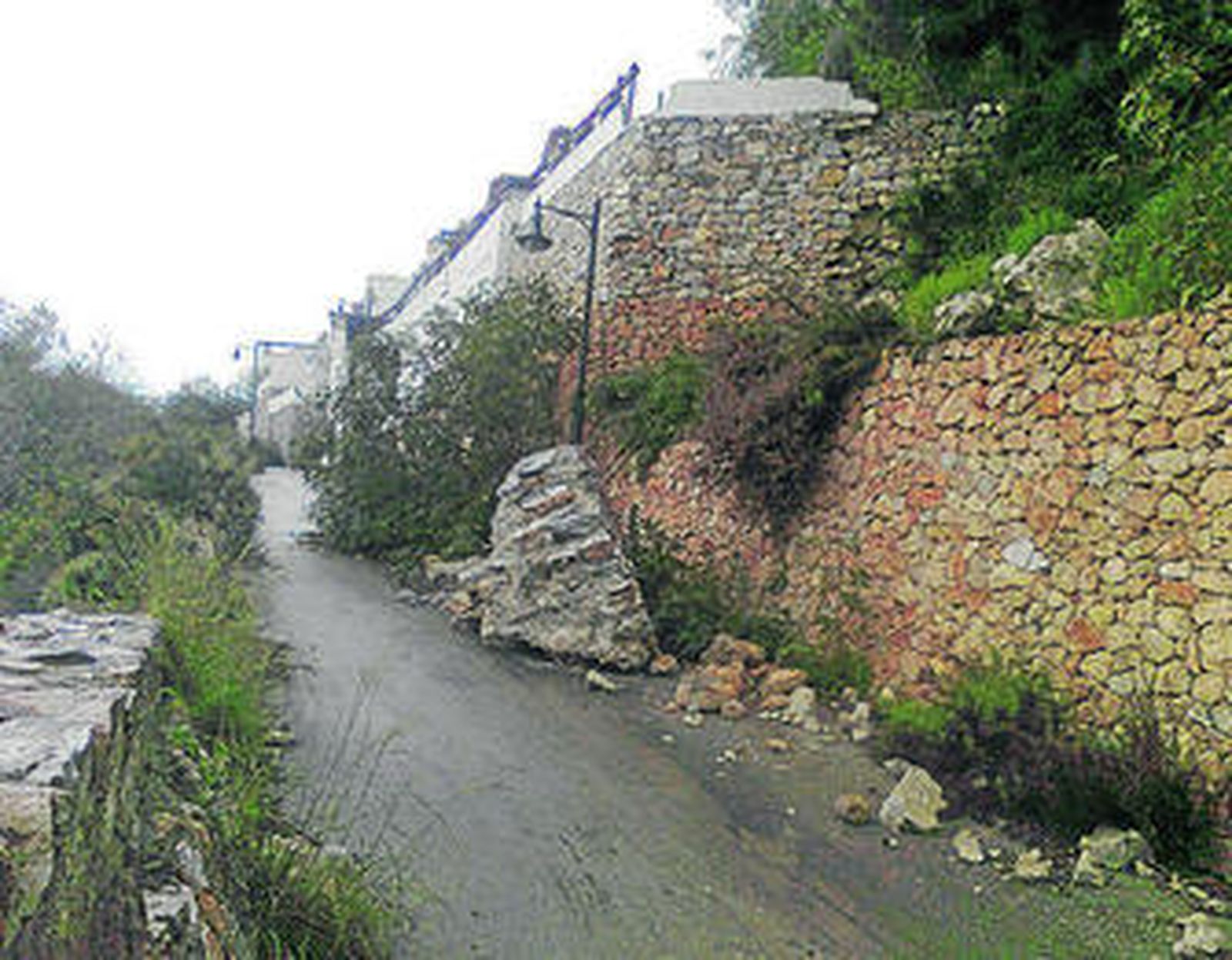 Los vecinos denuncian que las administraciones han abandonado a su suerte a los propietarios.