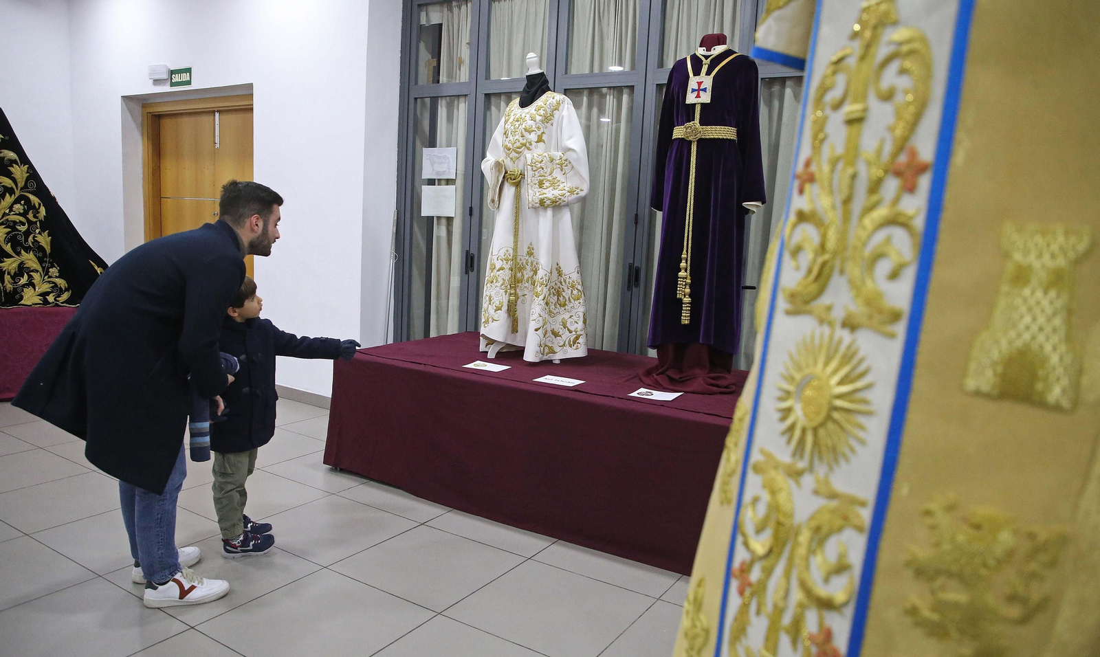 Fotos de la exposición de enseres cofrades en La Línea