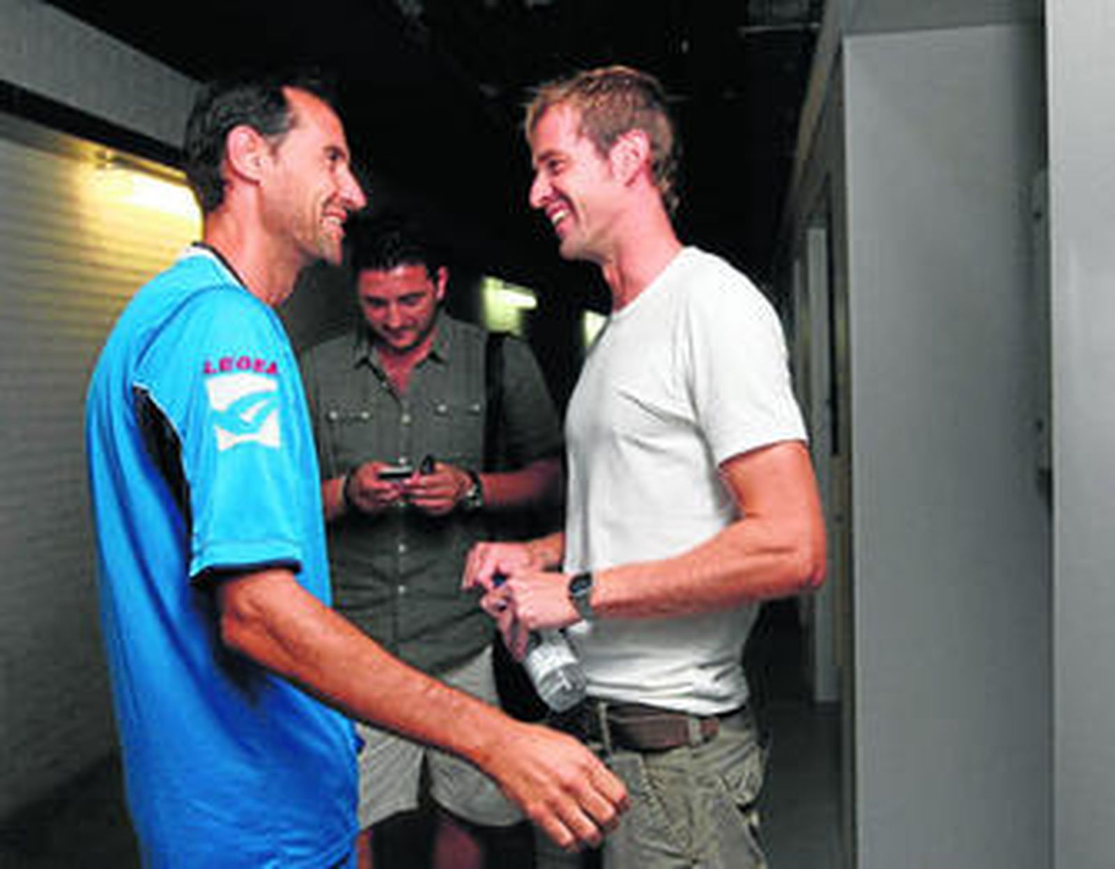 Gerard Autet (d) sustituye hoy a Vicente Moreno (i) en el eje de la zaga azulina.