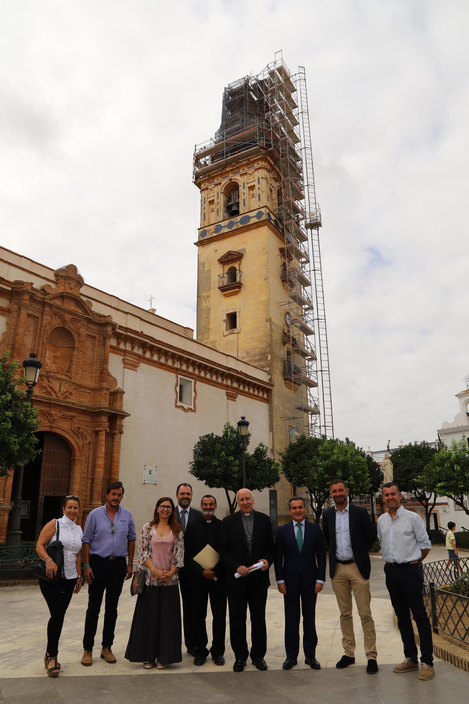 El obispo de Huelva, con el alcalde y responsables de La Caixa y Cajasol.