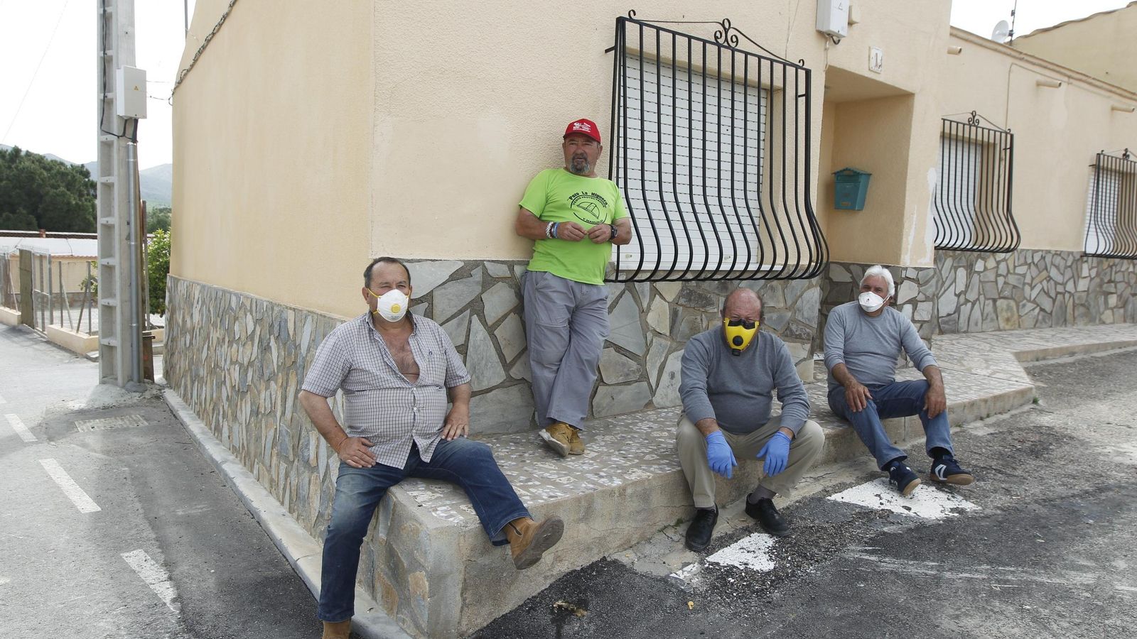 Juan Cervantes, alcalde pedáneo, junto a Pedro, Javier y Agustín, en el banco conocido en el pueblo como La Moncloa.