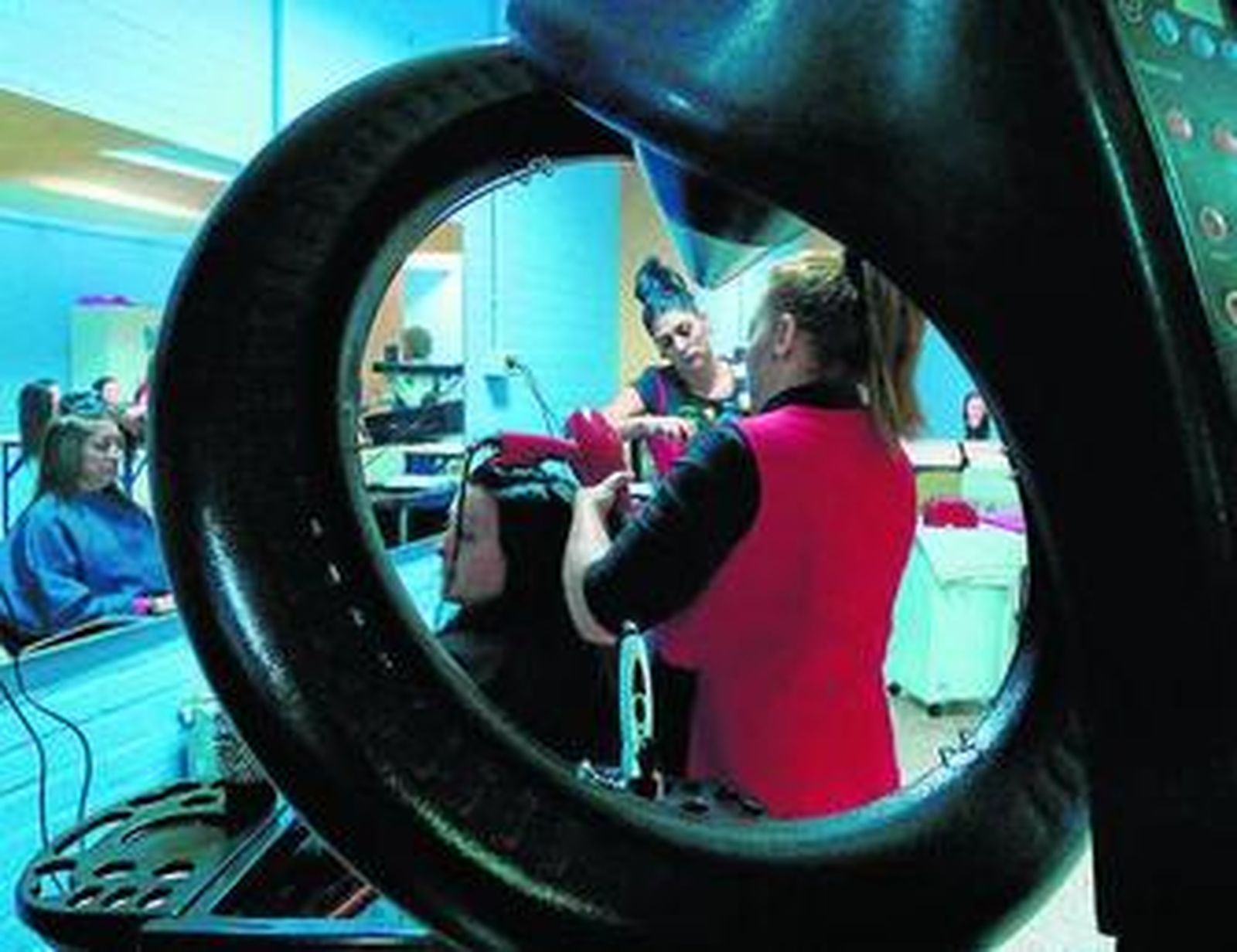 Dos de las alumnas, ayer, en el curso.