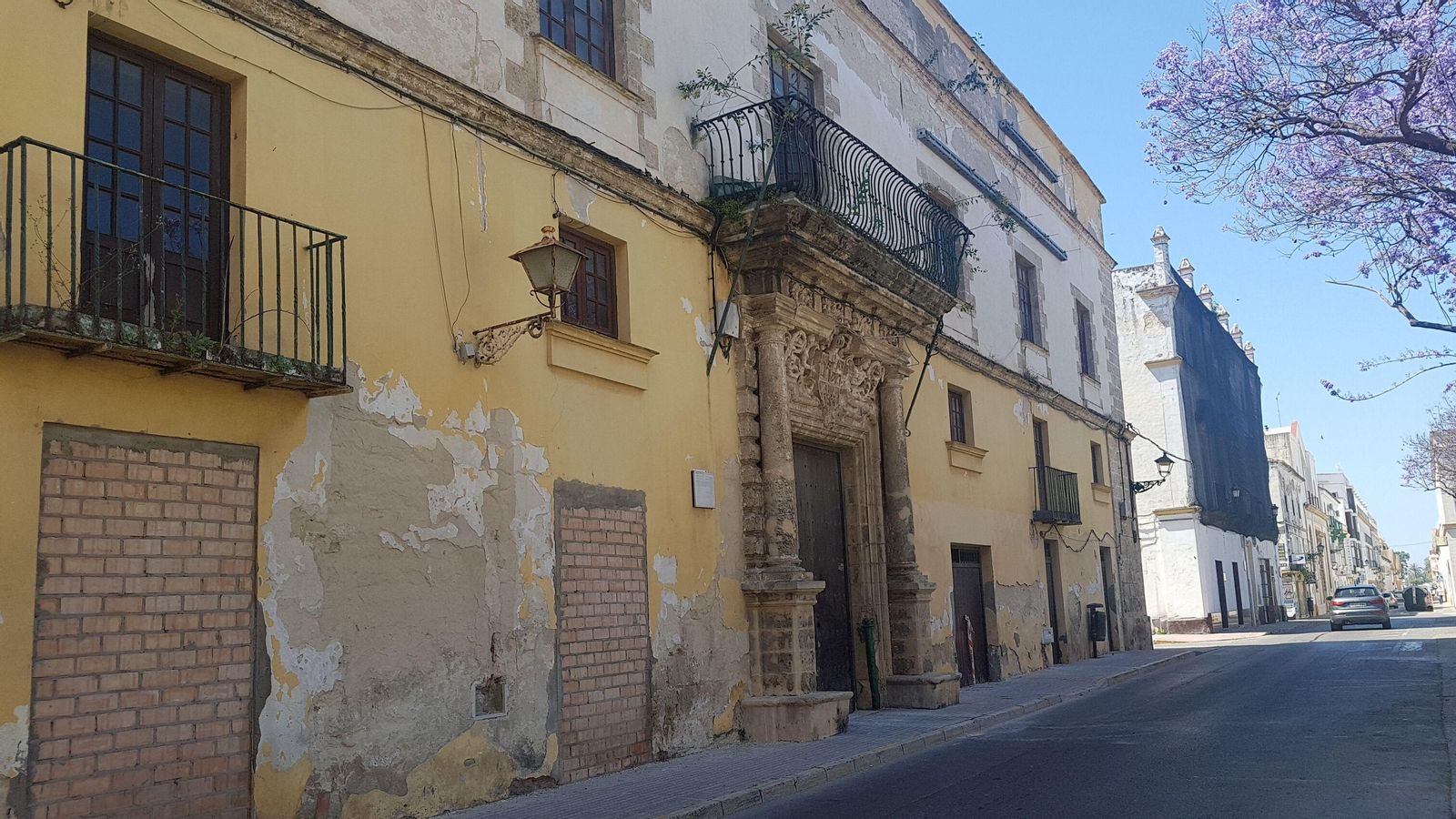 La fachada de la casa palacio que asoma a la Plaza del Polvorista.