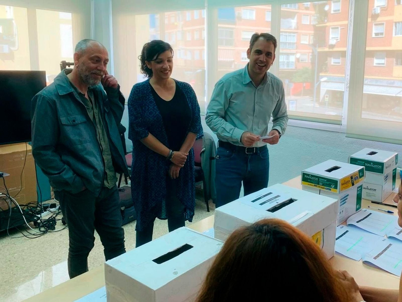 Toni Valero, a la derecha, junto a una mesa electoral las primarias a la coordinación general de la coalición de Izquierda Unida.