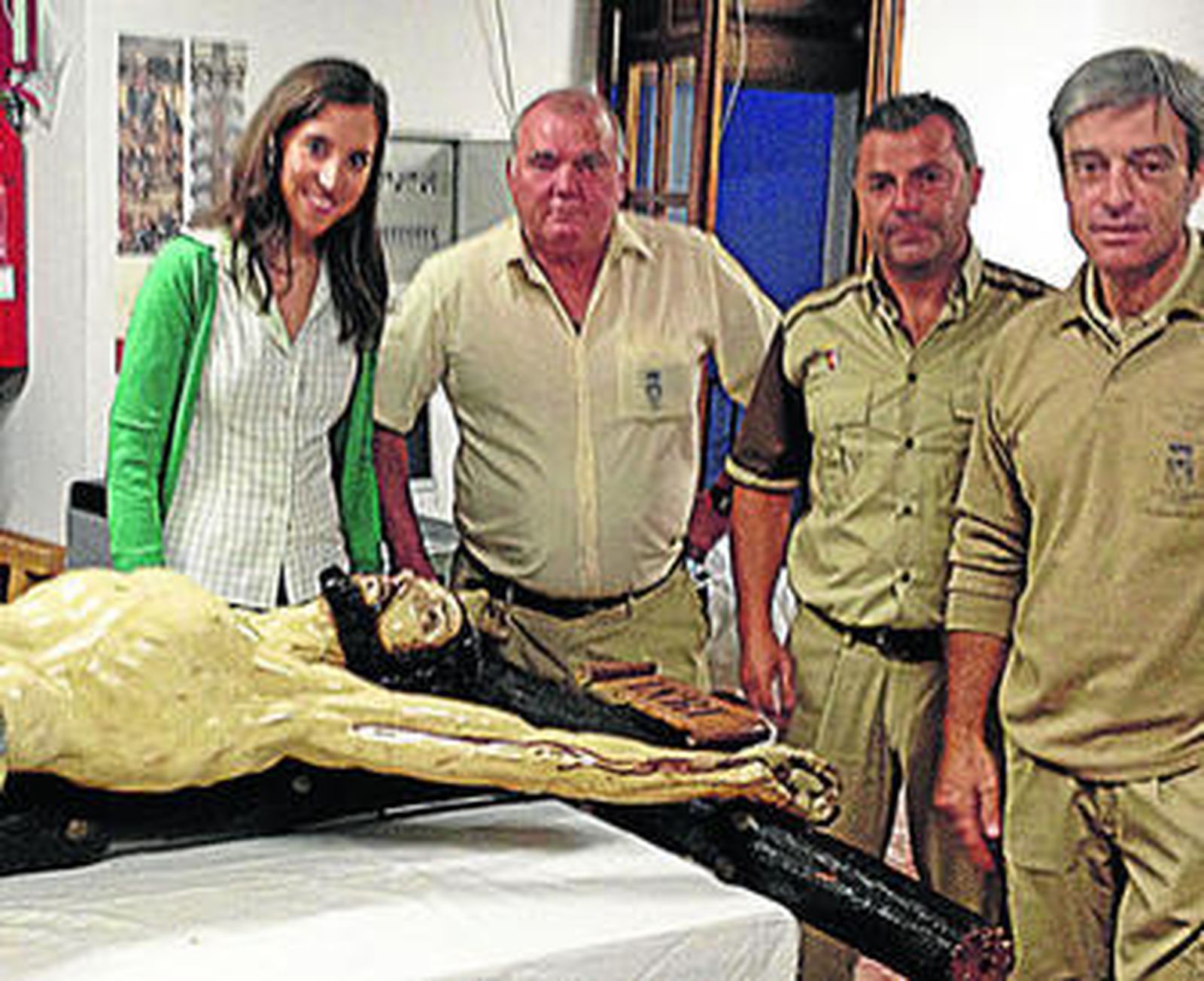 La imagen del Cristo ya restaurada, junto con los técnicos que han realizado el trabajo.