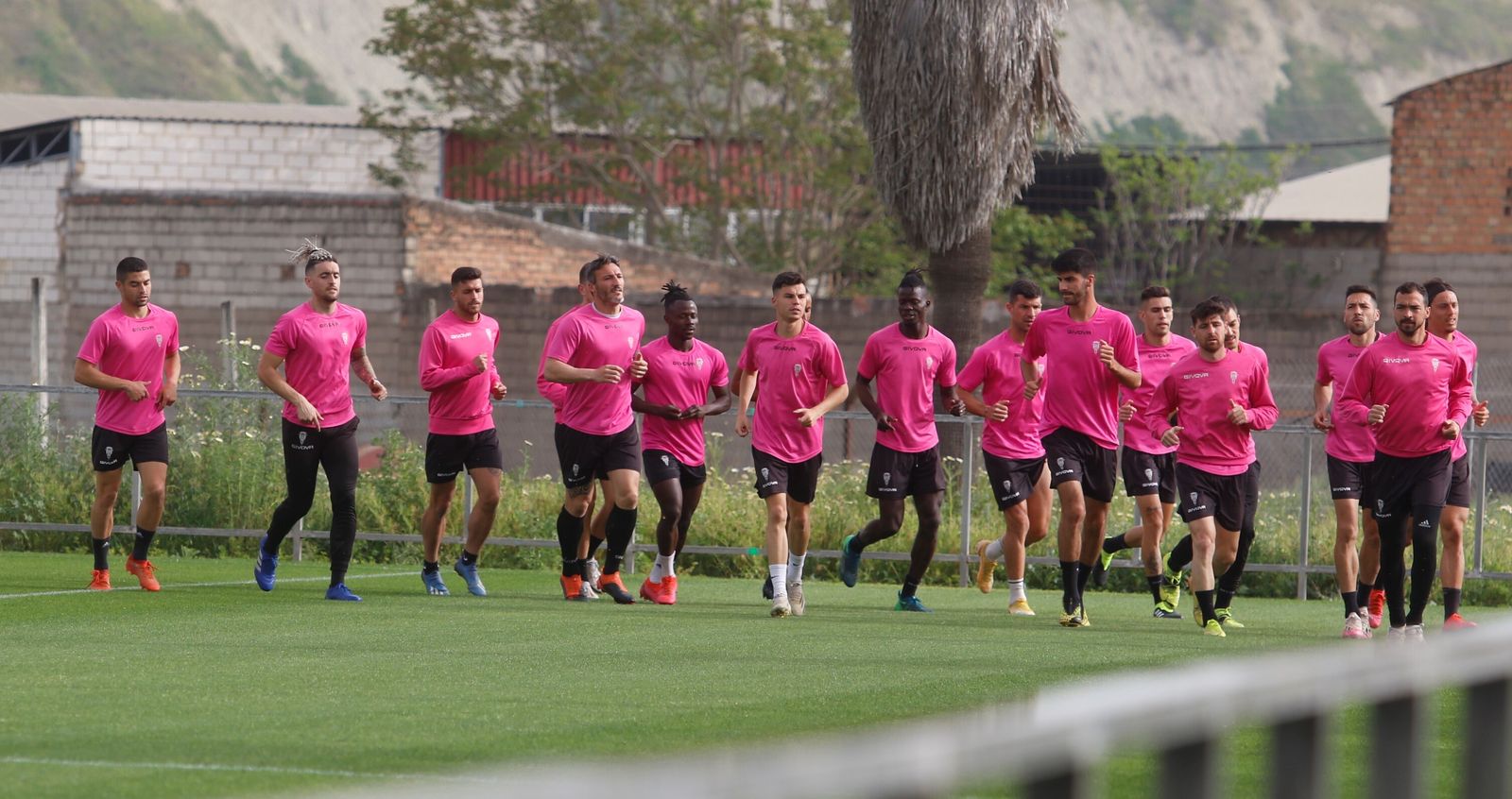 Los jugadores del Córdoba CF calientan en la Ciudad Deportiva.