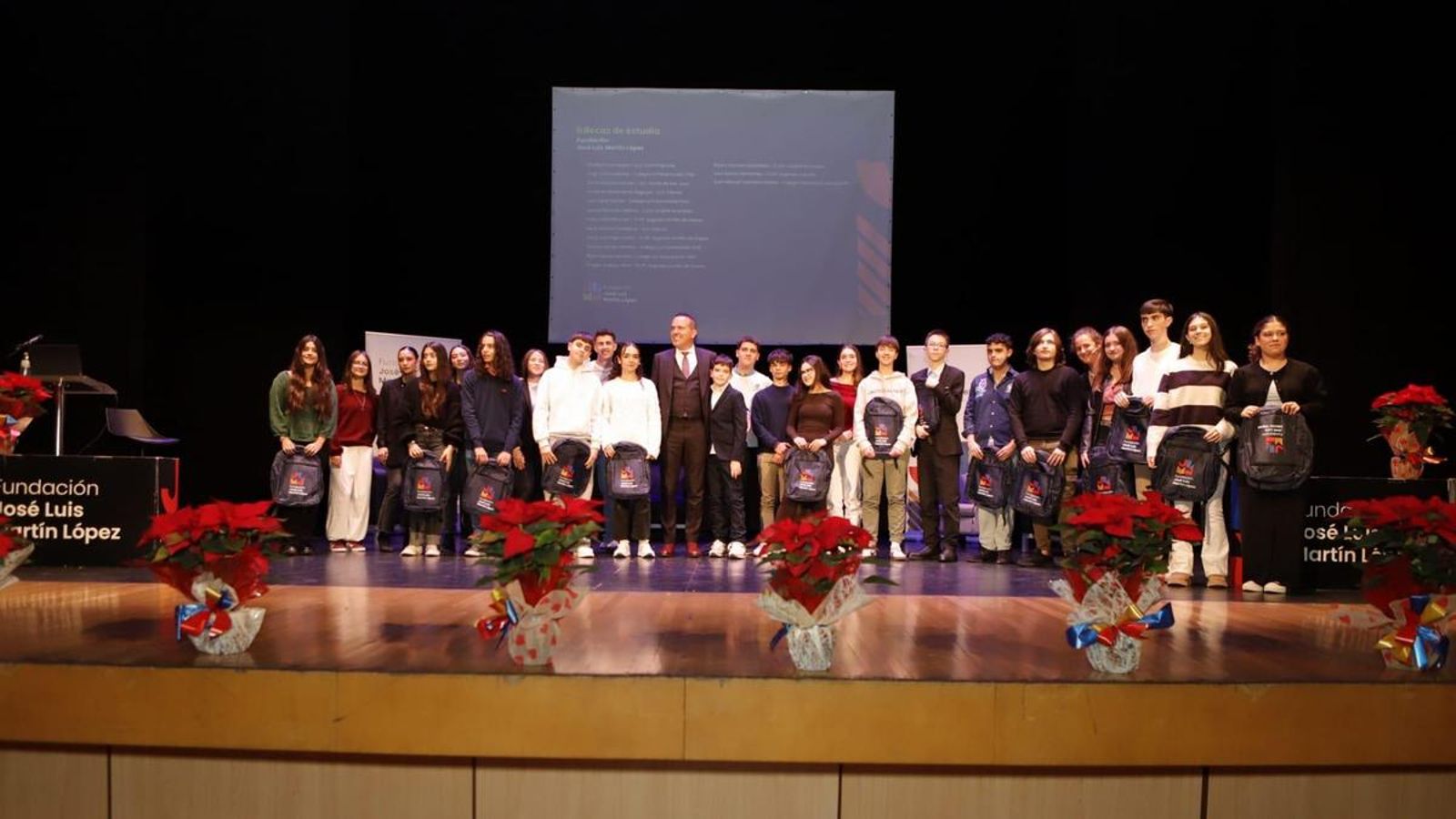Jóvenes becados para estudiar en Irlanda durante un trimestre escolar.