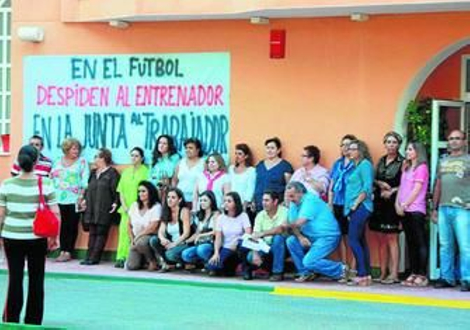 El colectivo de trabajadores de la residencia, en la entrada delante de una pancarta.