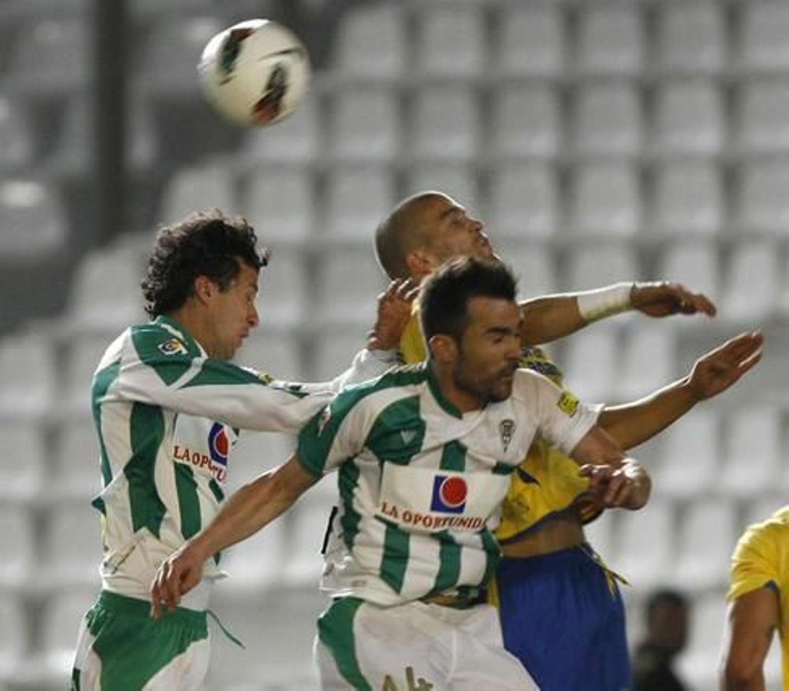El Córdoba acosa desde el inicio la portería rival y se sobrepone a un penalti fallado por Vitolo con un golazo de Javi Patiño.

Foto: Álvaro Carmona
