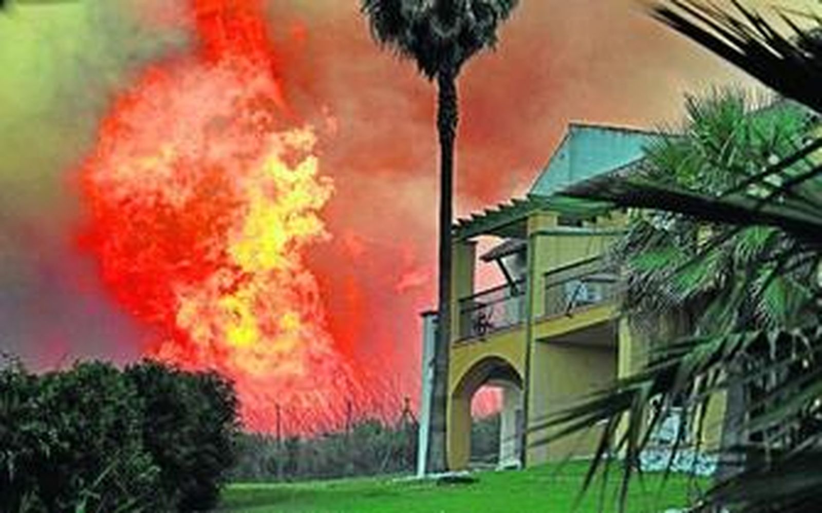 El incendio de La Alcaidesa, en San Roque, el pasado mes de julio.