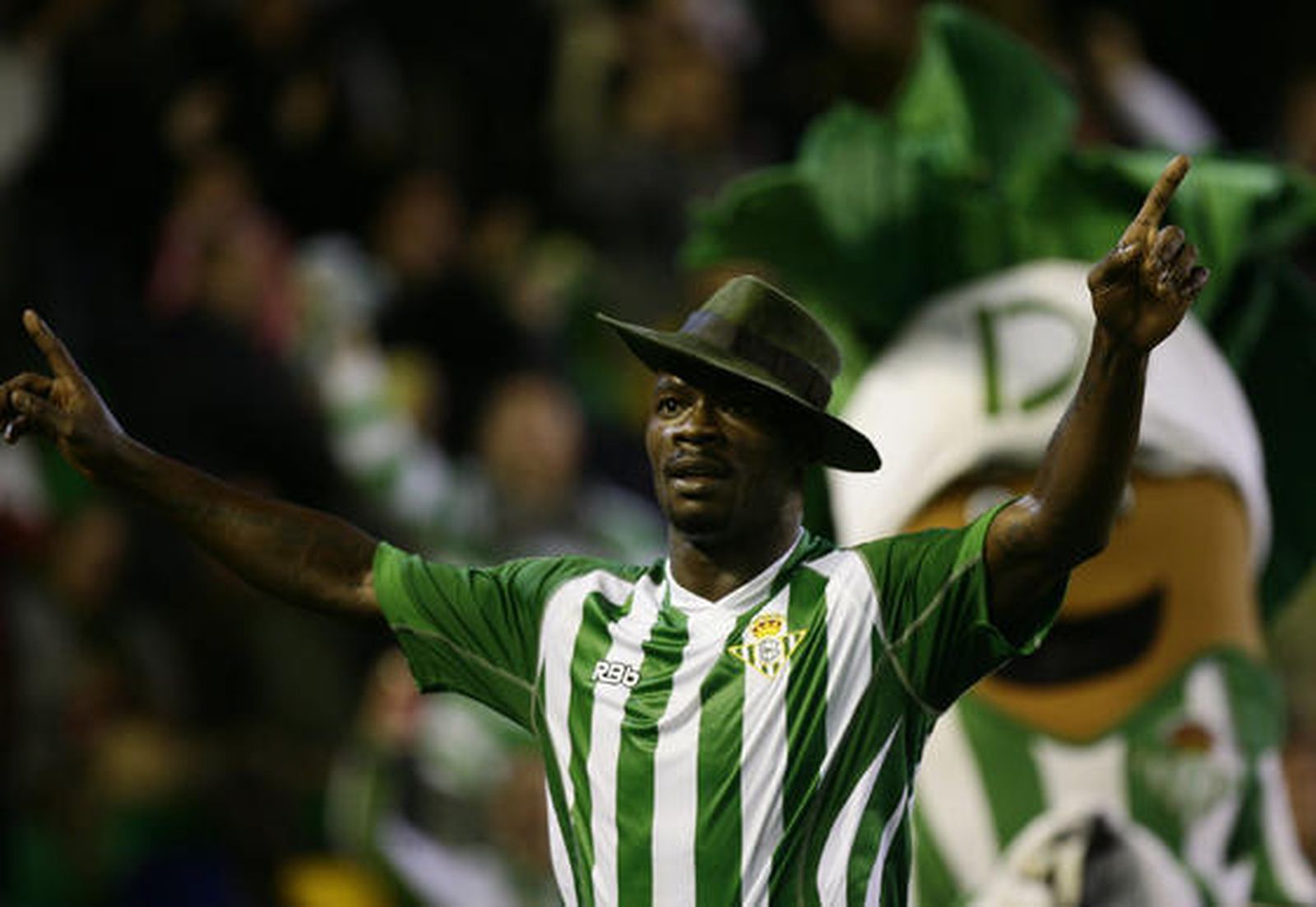 Emana celebra el primer gol del Betis. / Antonio Pizarro