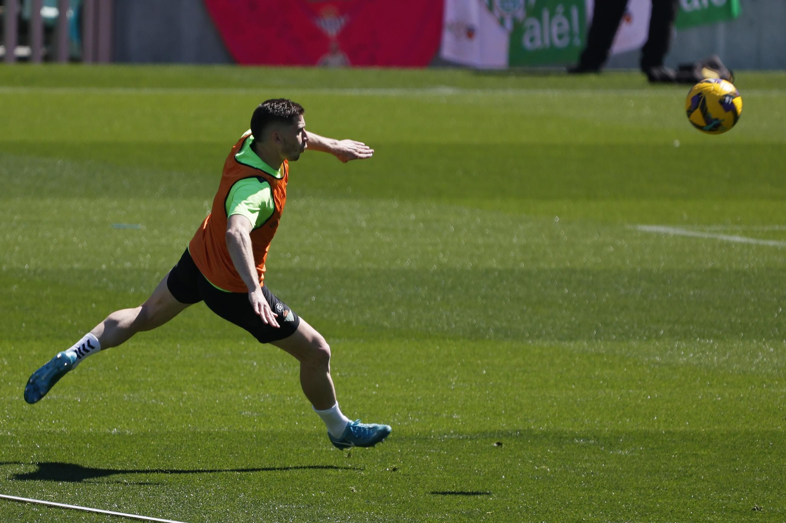Las imágenes del gran ambiente en el entrenamiento del Betis