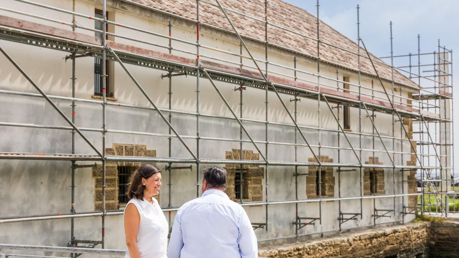 La alcaldesa y el concejal de Infraestructuras revisan el resultado de las obras.