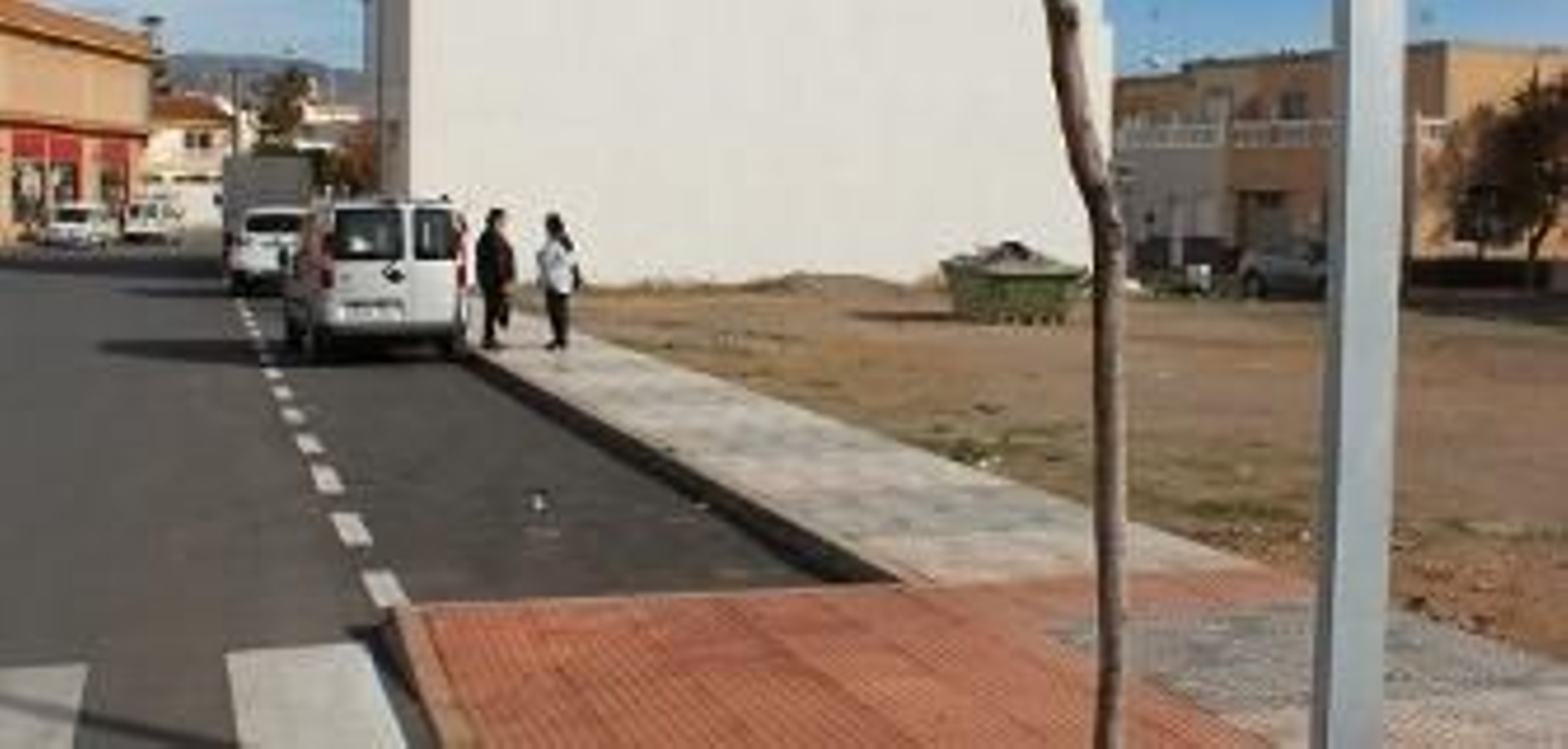 Instalan las plantas en las calles Camino Cuesta Blanca y Camino del Barrio