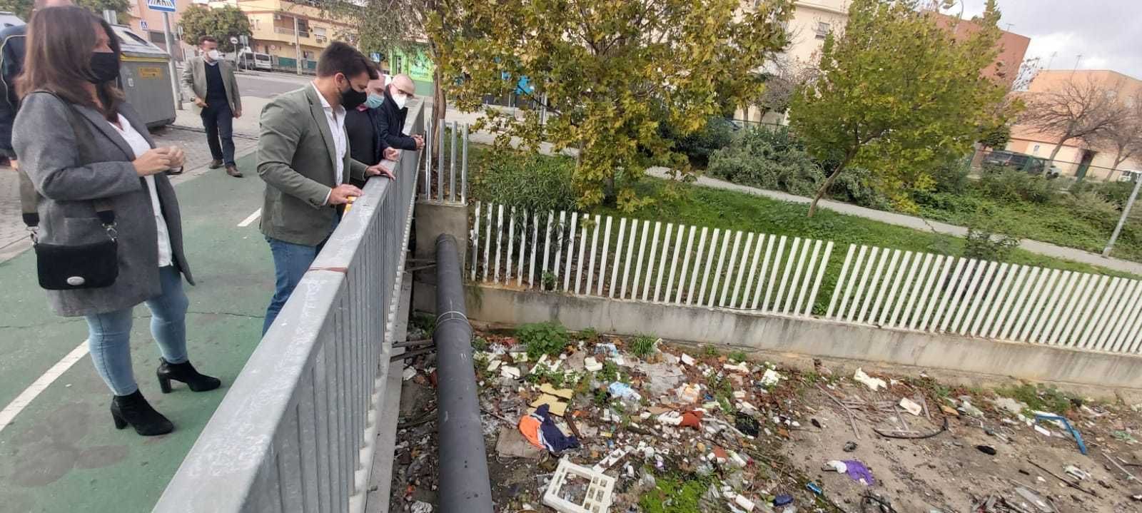 El portavoz del PP, Beltrán Pérez, observa el canal.