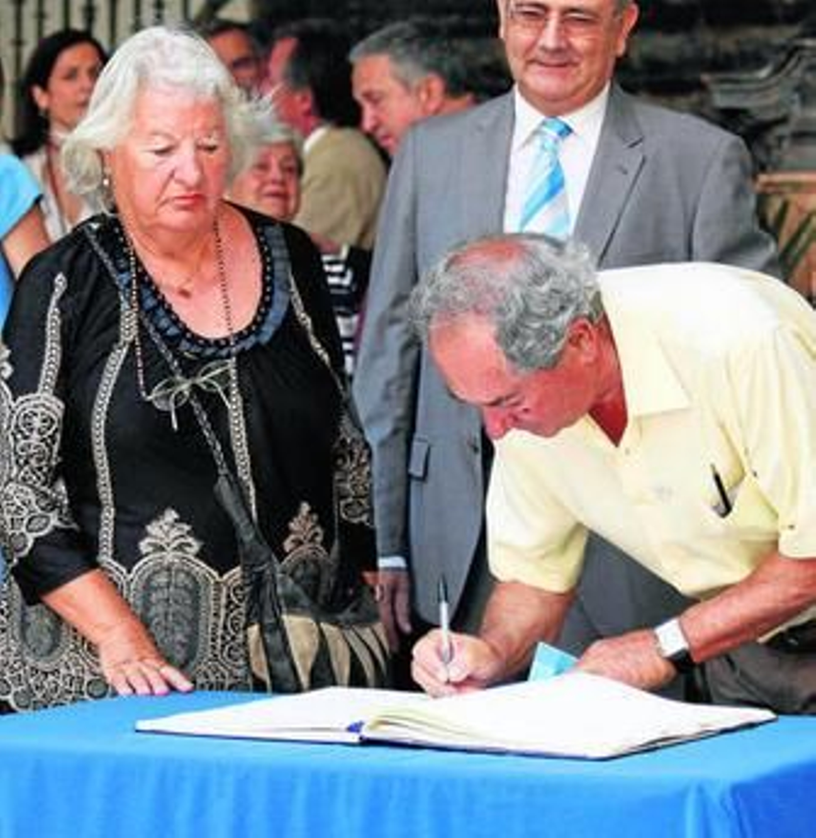 Los padres del sargento Miguel Ángel Ayllón firman en el libro de la AVT.. Los padres del sargento Miguel Ángel Ayllón firman en el libro de la AVT..