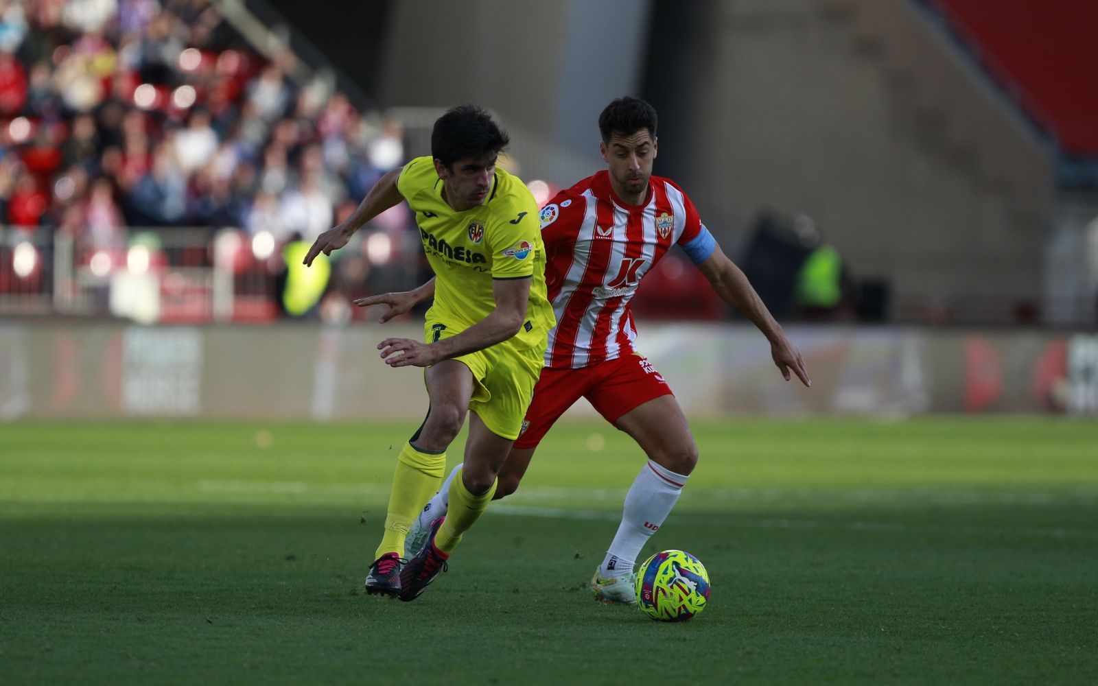 Gerard Moreno y De la Hoz disputan un balón