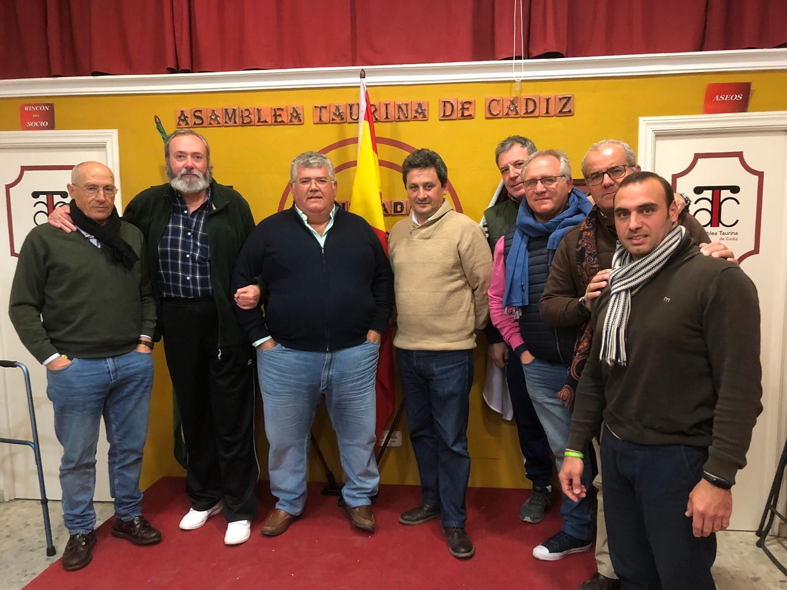Miembros de Vox El Puerto, con la Asamblea Taurina de Cádiz.