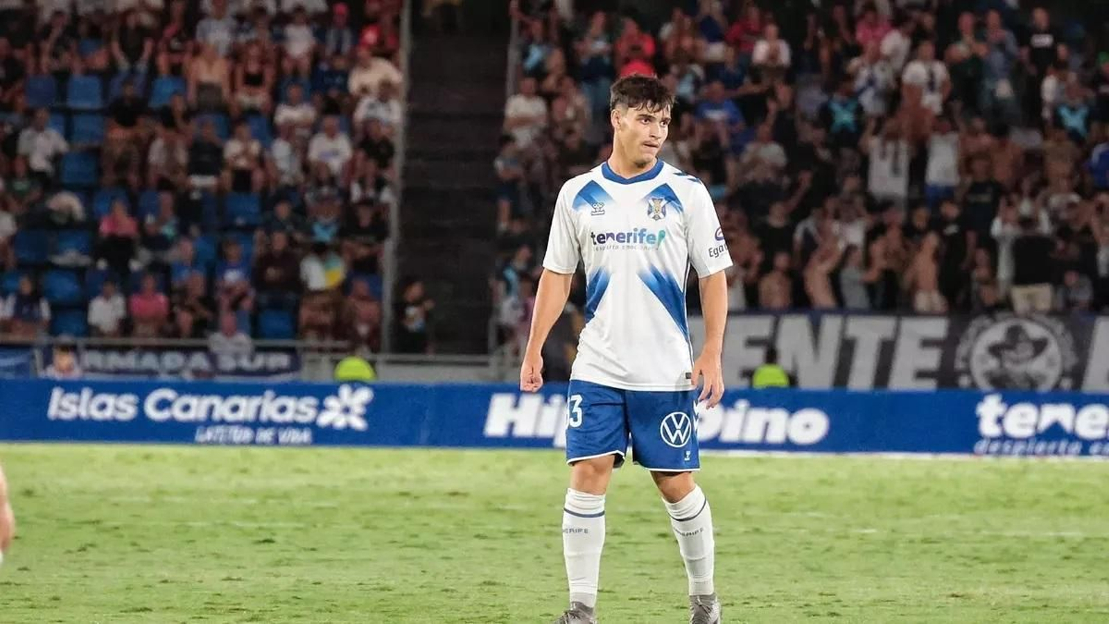 Aarón Martín en un encuentro con el conjunto chicharrero.