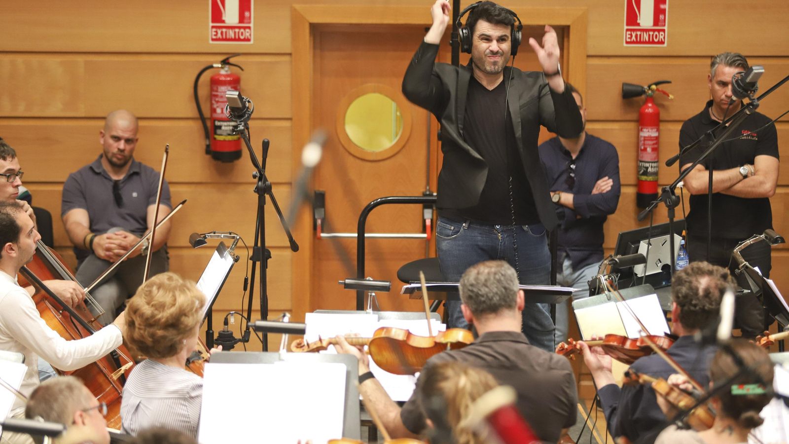 Díez Boscovich dirige a la OFM durante la grabación de la banda sonora. Díez Boscovich dirige a la OFM durante la grabación de la banda sonora.