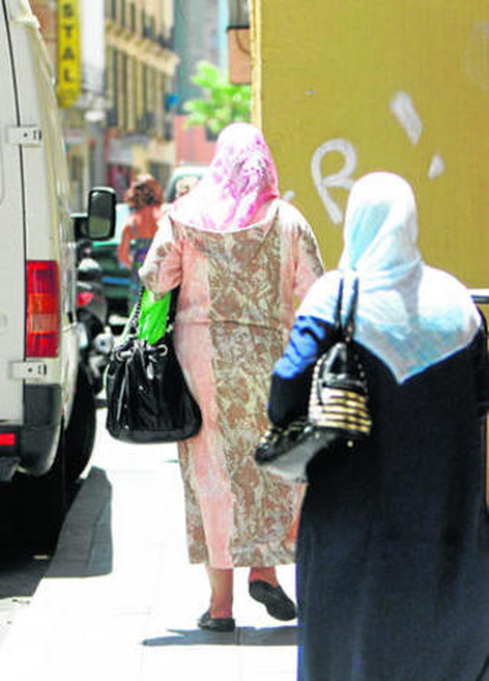 Dos mujeres musulmanas paseando por el casco viejo de Algeciras.