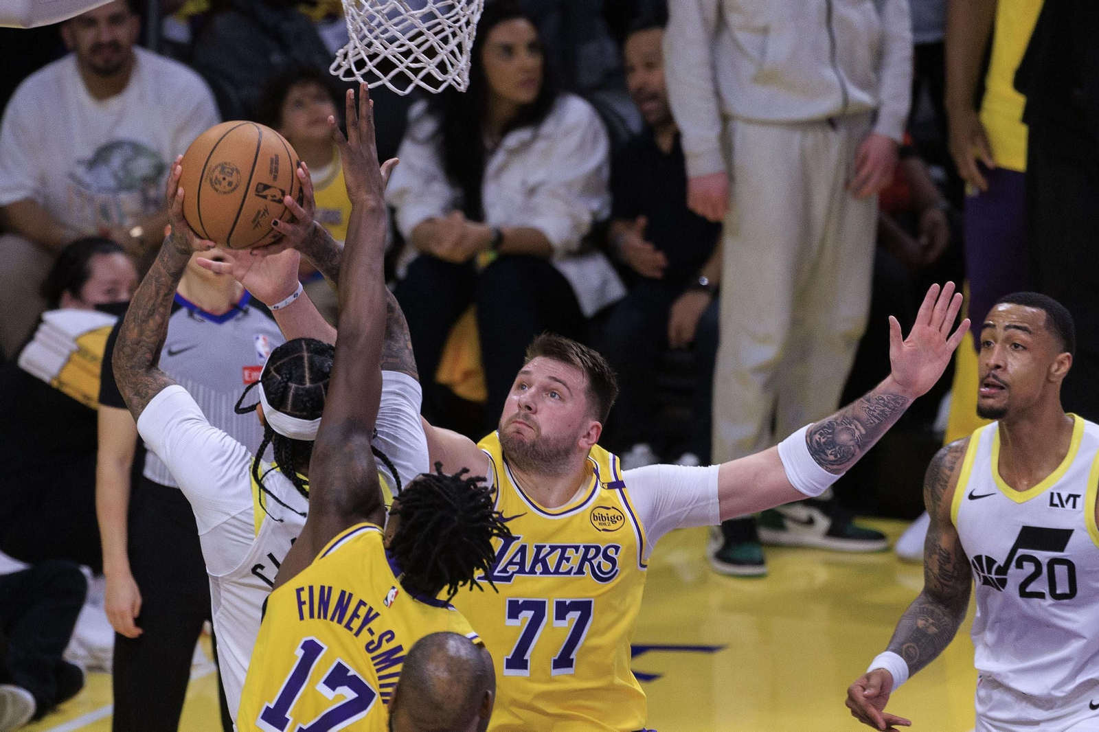 Las fotos del debut de Doncic con los Lakers
