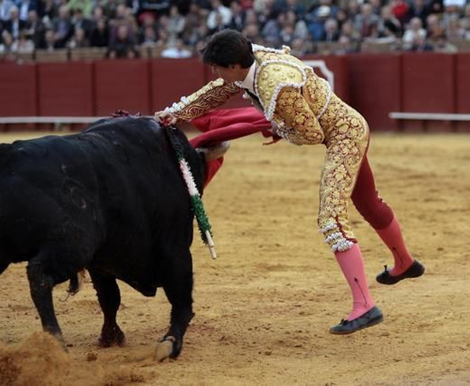 Esaú Fernández cerró la tarde con el sexto toro, de cuya faena obtuvo una oreja.

Foto: Juan Carlos Muñoz