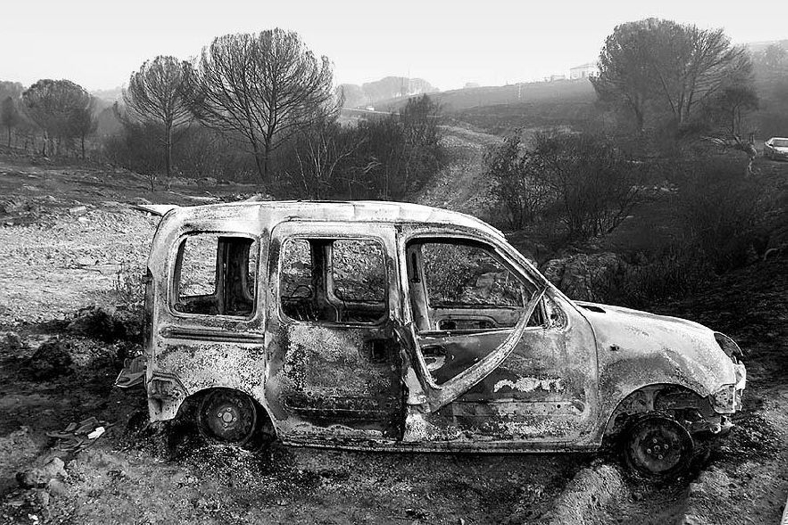 Un coche arrasado por el fuego del incendio.