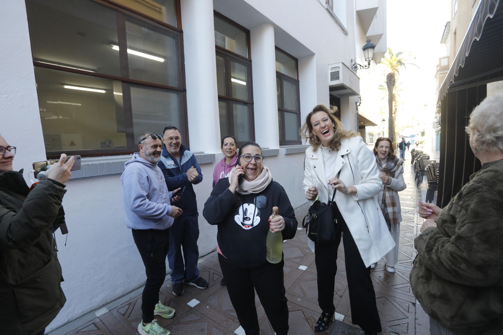 Las fotos de la alegría de los quintos premios en La Línea de la Concepción