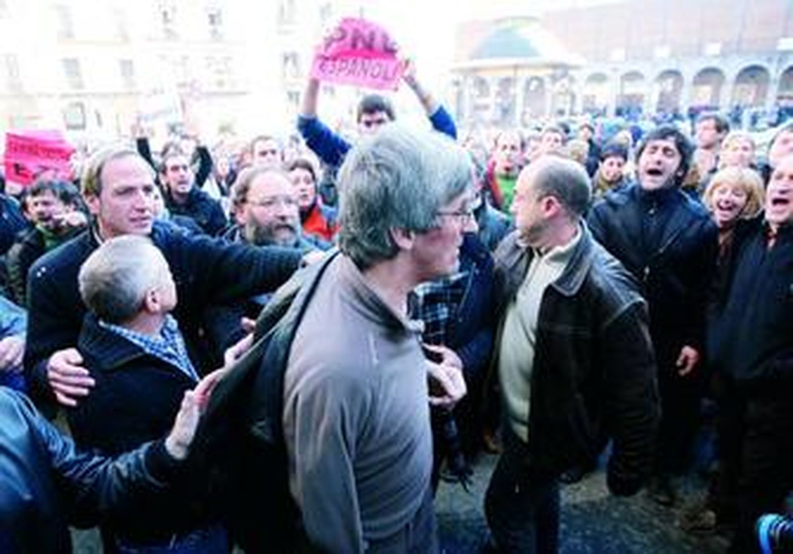 Ediles y militantes del PNV, en primer plano, son increpados por los radicales en las puertas del Ayuntamiento de Azpeitia.