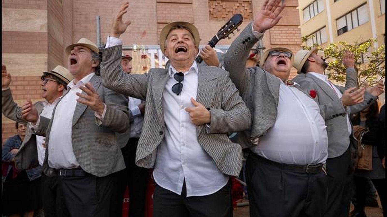 La sabiduría. La de la consagrada Chirigota del Selu con José Luis Garcia Cossío ‘El Selu’ a la cabeza que, tras anunciar su retirada del COAC, volvió a subirse a un escenario vistiendo el tipo de ‘Los Enteraos’ (Carnaval 2009).