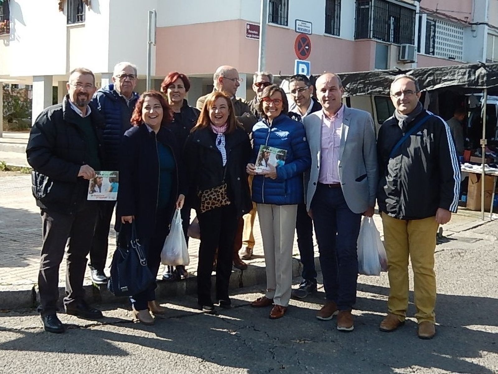 Aguilar posa con militantes durante el reparto electoral en La Fuensanta.