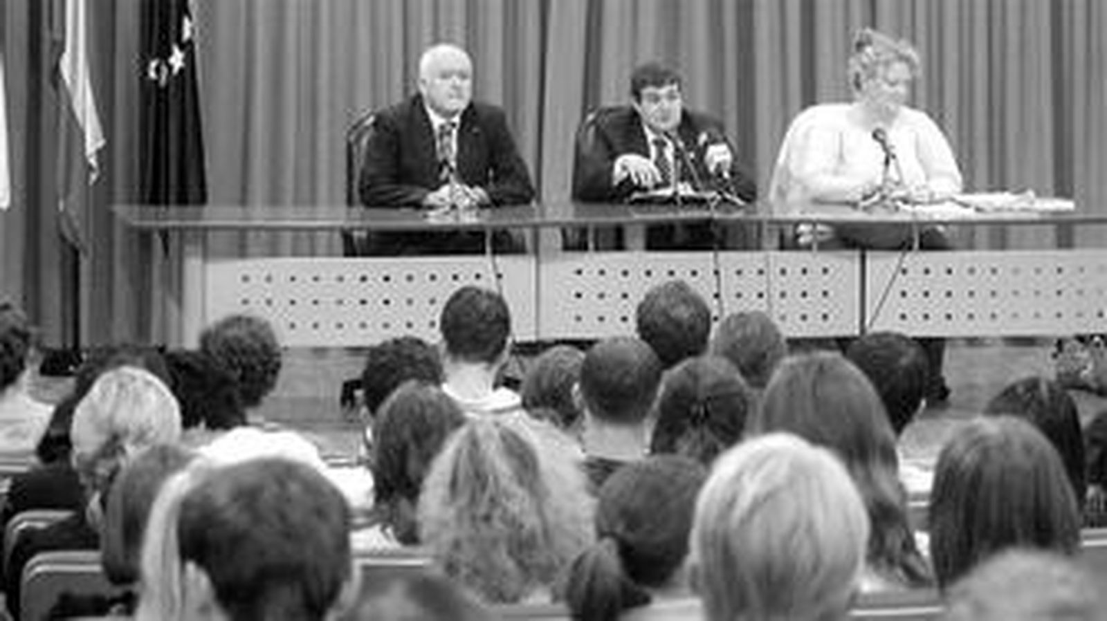 El rector de la Onubense en uno de los actos de recepción de los alumnos Erasmus.