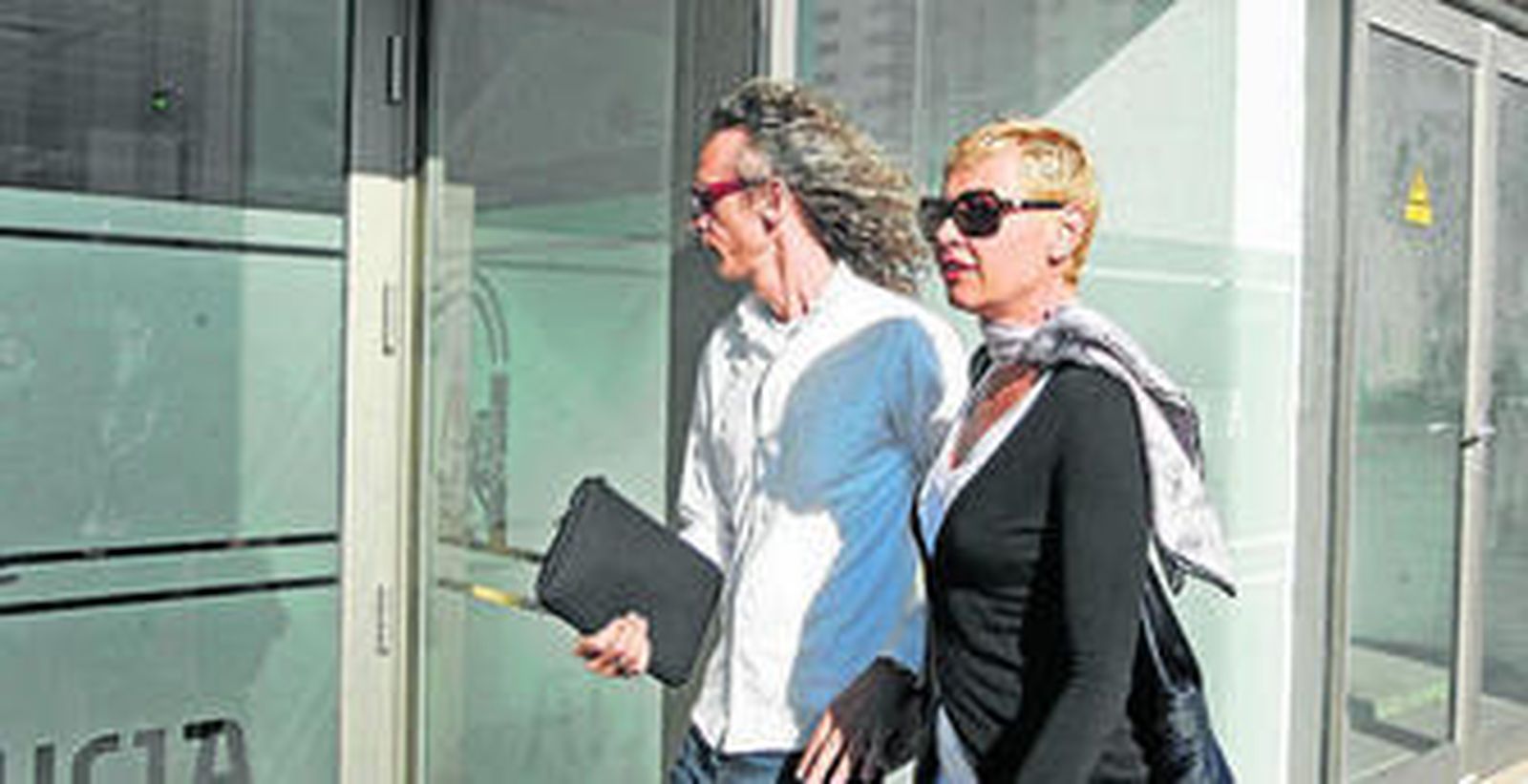 Esther Arroyo y su marido, a la entrada a los juzgados el pasado mes de mayo, cuando se aplazó la vista.