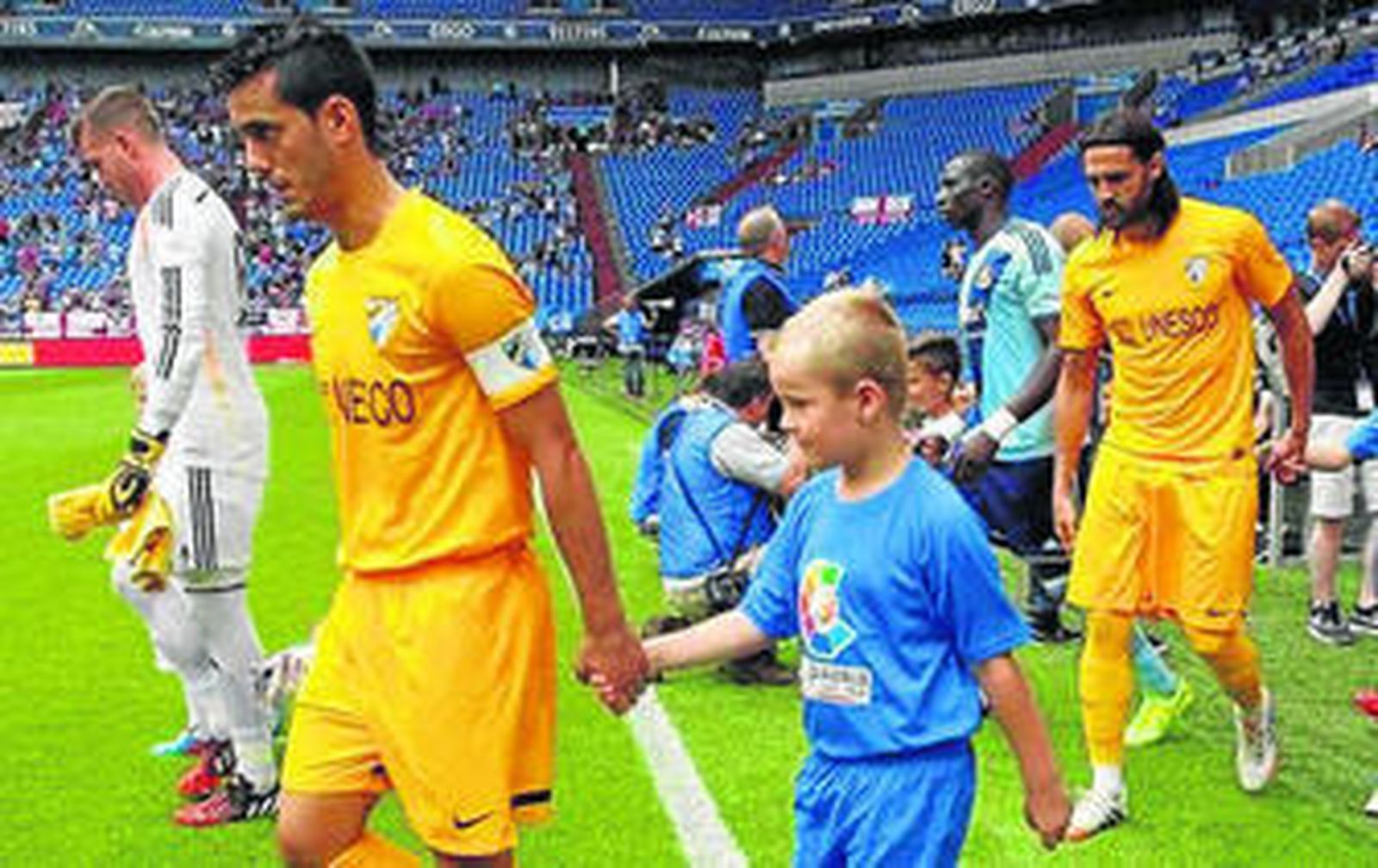 Juanmi sale al campo con el brazalete de capitán.
