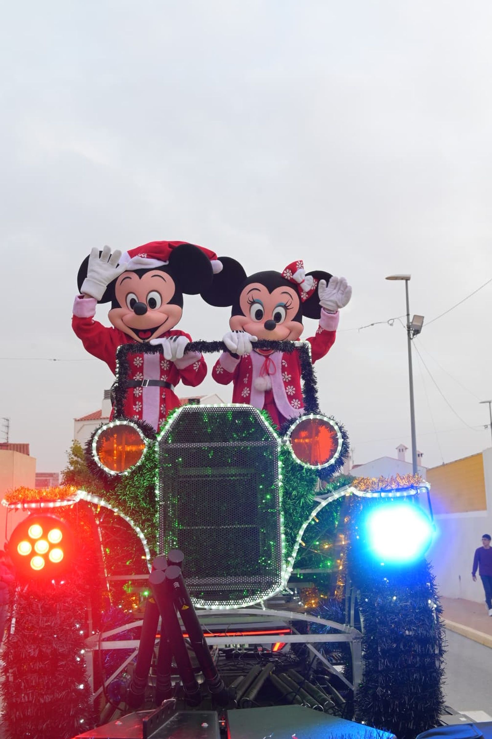 La Cabalgata de los Reyes Magos de Vera desborda ilusión con una participación multitudinaria