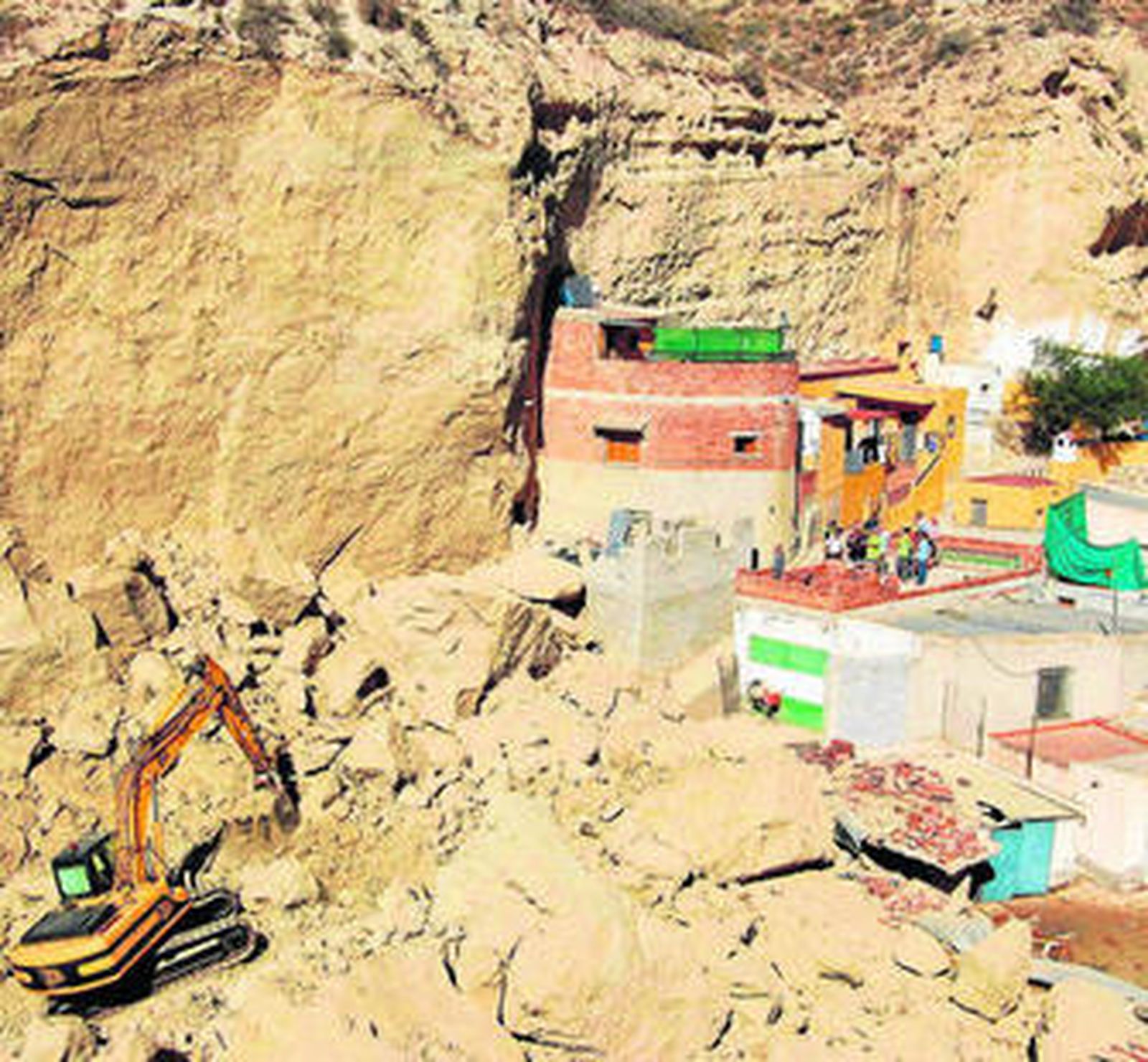 El deslizamiento de la ladera destrozó varias casas-cueva y atrapó a los tres fallecidos.