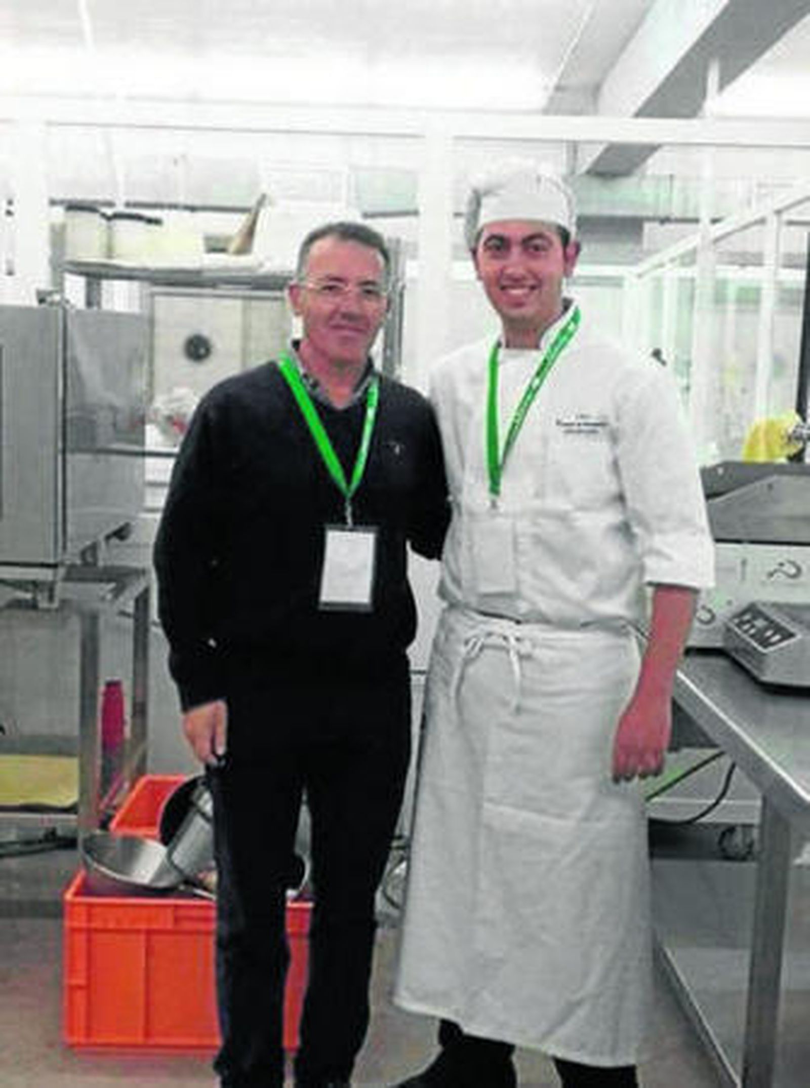 Víctor Meléndez con uno de sus profesores de la Escuela de Hostelería.