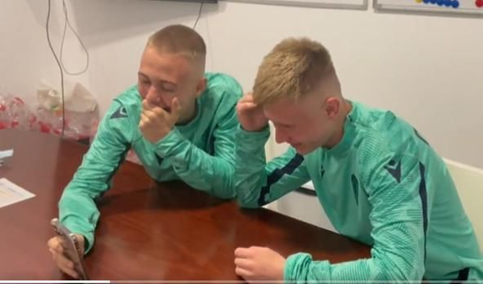 Los dos jóvenes futbolistas ucranianos no pueden contener las lágrimas ante la llamada de su compatriota.