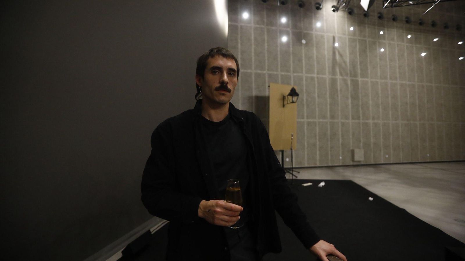 Rafael Guijarro junto a su obra