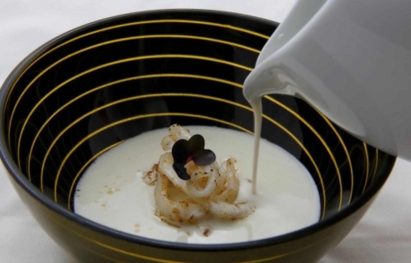 Ajoblanco de almendras con tallarines de calamar del restaurante Abantal.