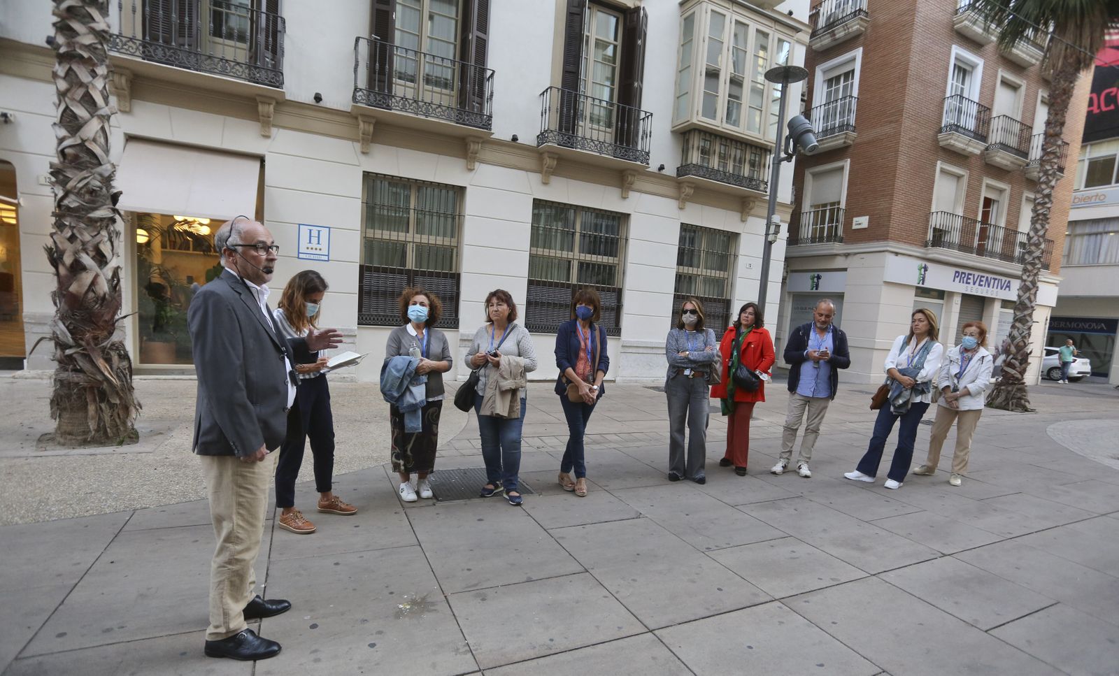 Javier La Beira enseña al público la primera ubicación de la imprenta Sur, en Tomás Heredia, 15.