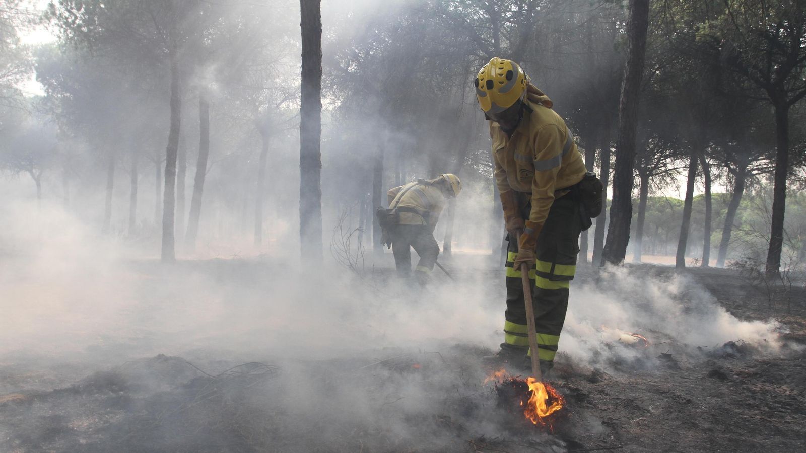 Un efectivo durante un incendio.