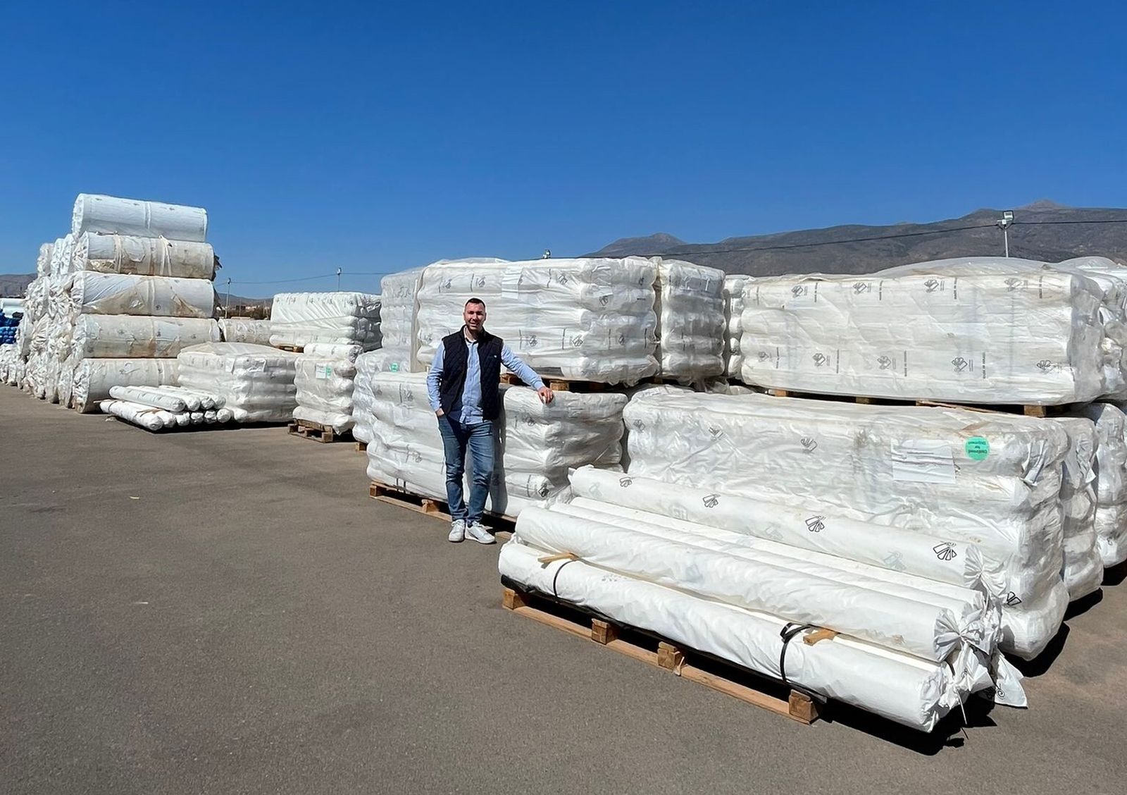 Juan Francisco posa ante rollos de plástico en la nave de su empresa, Politiv Europa.