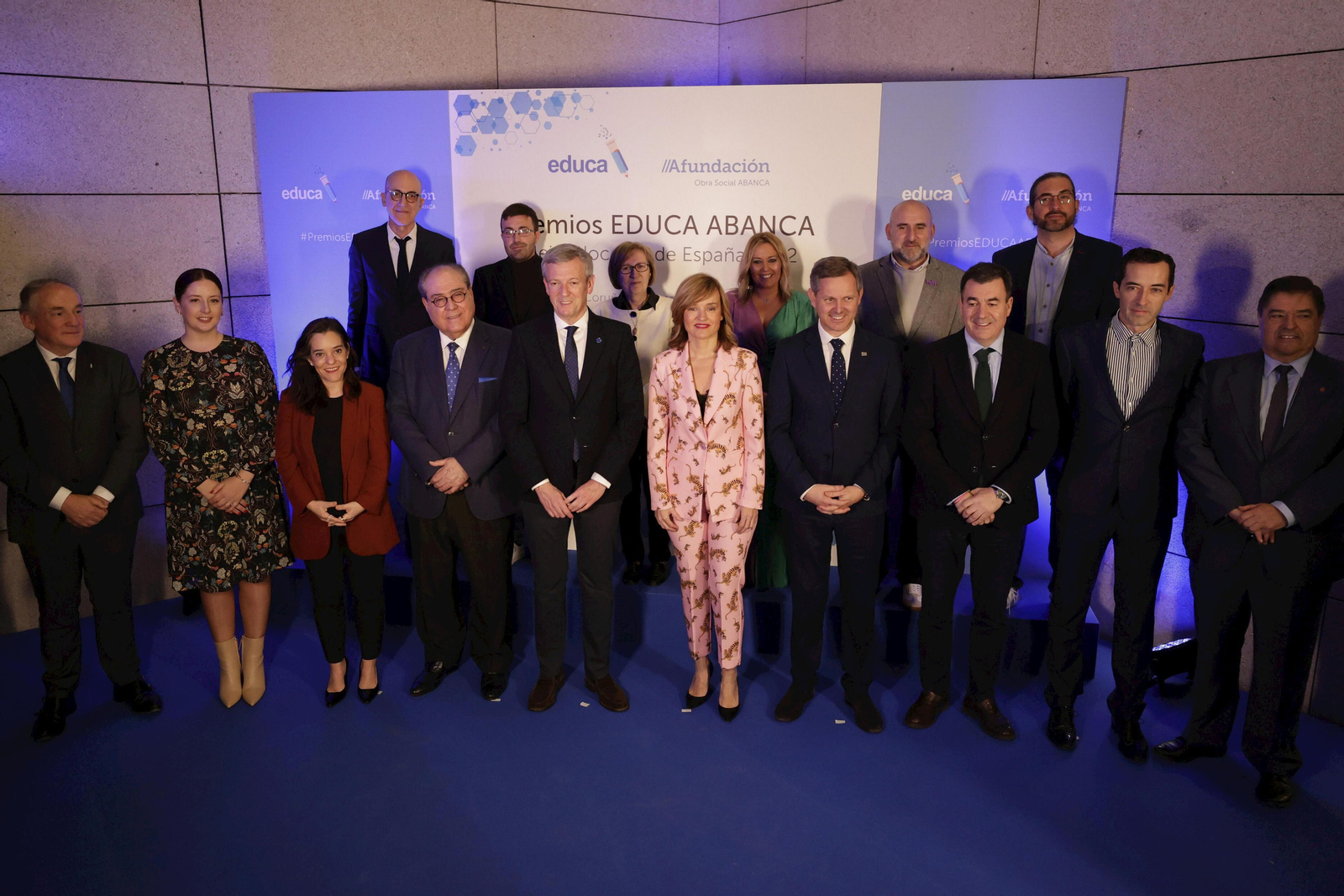 La ministra de Educación junto a los premiados