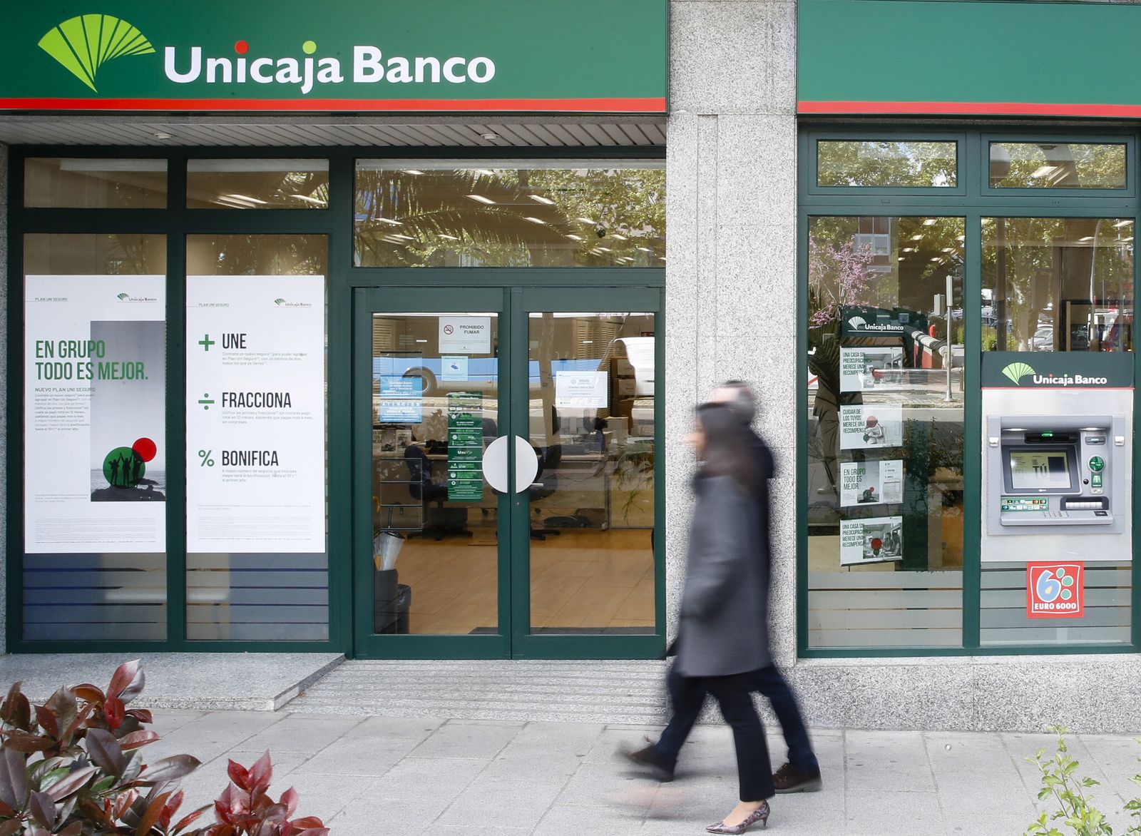 Unicaja ofrece fraccionar el pago de sus seguros de vida y de accidentes sin recargo