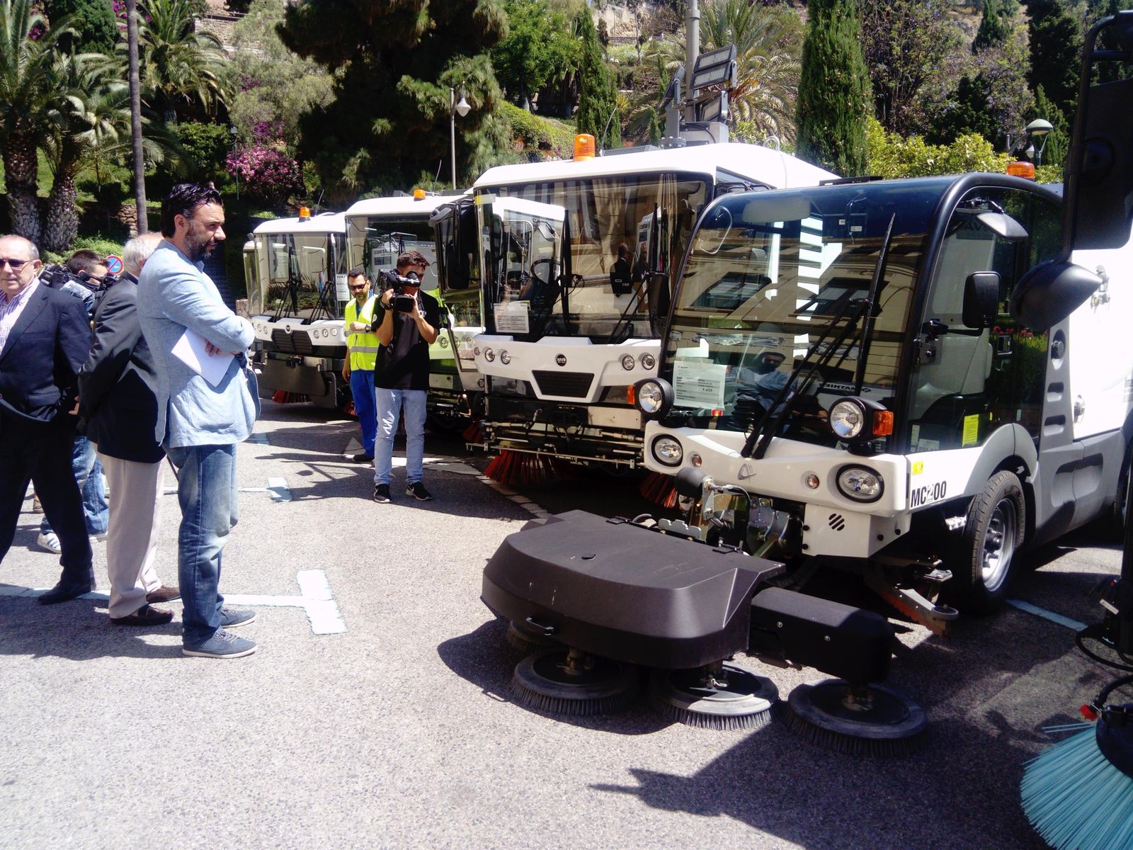 El edil mostró ayer parte de la maquinaria alquilada para la limpieza este verano.